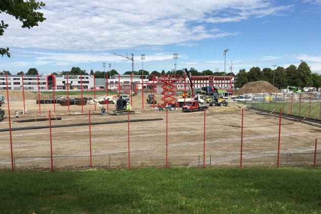 Trainingsgelände, Trainingsplatz, Totale, Geschäftsstelle, Baumaschinnen, Baukran, Leistungszentrum, Baustelle, Neubau, Umbau, Modernisierung, Fussball FC Bayern München Training an der Säbenerstrasse 17.07.2026 FOTO: Mladen Lackovic LakoPress *** Training grounds, training field, wide shot, office, construction machinery, construction crane, training center, construction site, new construction, renovation, modernization, soccer: FC Bayern Munich training at Säbenerstrasse, July 17, 2026. PHOTO: Mladen Lackovic, LakoPress