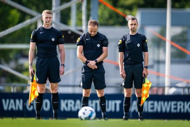 VLAARDINGEN , 17-07-2026 , Sportpark CWO-Nieuwelantpark , season 2026 2027, Dutch preseason friendly football , Match between Olympiakos and Fortuna Sittard , picture shows 1 minute of silence in memory of the passing of referee Rob Dieperink Olympiakos - Fortuna Sittard (friendly)  x205075451x Copyright: