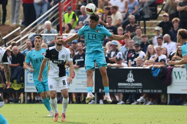 17.07.2026, Fussball, Herren, Testspiel, Saison 2026 2027, SV 07 Elversberg - FC Viktoria Köln, Lukasz Poreba (SV 07 Elversberg), Taylan Duman (FC Viktoria Köln) Überherrn-Felsberg Rasenplatz Felsberg Saarland Deutschland (DEU) *** July 17, 2026, Soccer, Men s, Friendly Match, 2026–2027 Season, SV 07 Elversberg vs. FC Viktoria Köln, Lukasz Poreba (SV 07 Elversberg), Taylan Duman (FC Viktoria Köln), Überherrn Felsberg, Grass Field, Felsberg, Saarland, Germany, DEU Copyright: xSebastianxBachx