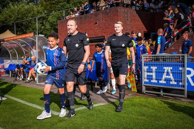 VLAARDINGEN , 17-07-2026 , Sportpark CWO-Nieuwelantpark , season 2026 2027, Dutch preseason friendly football , Match between Olympiakos and Fortuna Sittard , picture shows field entry of both teams and the referee Olympiakos - Fortuna Sittard (friendly)  x205075591x Copyright: