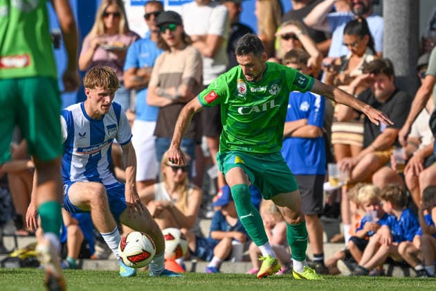 SOCCER - Wattens vs Hertha, test match KUNDL,AUSTRIA,17.JUL.26 - SOCCER - ADMIRAL Bundesliga, 2. DFL, 2. Deutsche Bundesliga, WSG Tirol vs Hertha BSC Berlin, test match. Image shows Mayson Grothe (Hertha) and Husein Balic (Wattens).  GEPAxpictures xDanielxSchoenherr