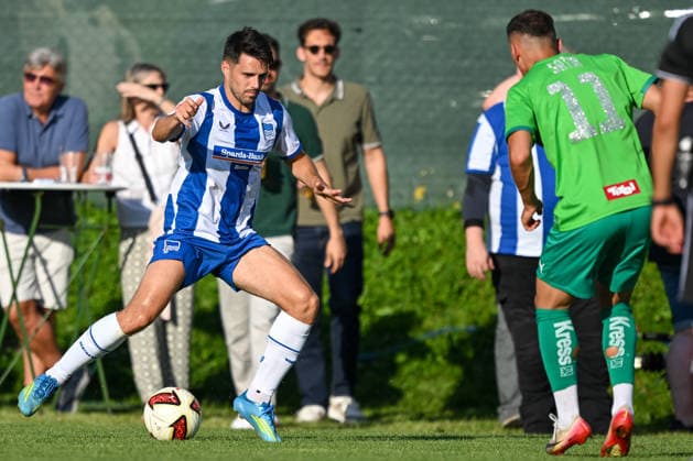 SOCCER - Wattens vs Hertha, test match KUNDL,AUSTRIA,17.JUL.26 - SOCCER - ADMIRAL Bundesliga, 2. DFL, 2. Deutsche Bundesliga, WSG Tirol vs Hertha BSC Berlin, test match. Image shows Josip Brekalo (Hertha) and Murat Satin (Wattens).  GEPAxpictures xDanielxSchoenherr