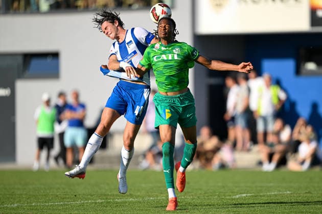 SOCCER - Wattens vs Hertha, test match KUNDL,AUSTRIA,17.JUL.26 - SOCCER - ADMIRAL Bundesliga, 2. DFL, 2. Deutsche Bundesliga, WSG Tirol vs Hertha BSC Berlin, test match. Image shows Linus Gechter (Hertha) and Ademola Oladipupo Ola Adebomi (Wattens).  GEPAxpictures xDanielxSchoenherr