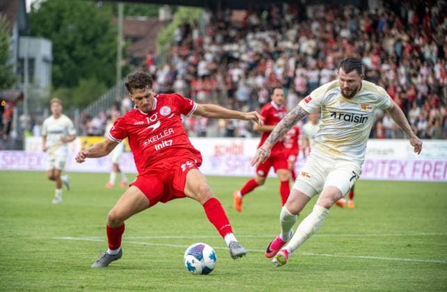 Fußball, Herren, Saison 2026 2027, Testspiel, FC Winterthur - 1. FC Union Berlin, v. l. Ledjan Sahitaj, Oliver Burke (1. FC Union Berlin), 17.07. 2026, *** Soccer, Men s, 2026–2027 Season, Friendly Match, FC Winterthur vs. 1. FC Union Berlin, from left: Ledjan Sahitaj, Oliver Burke (1. FC Union Berlin), July 17, 2026, Copyright: xMatthiasxKochx