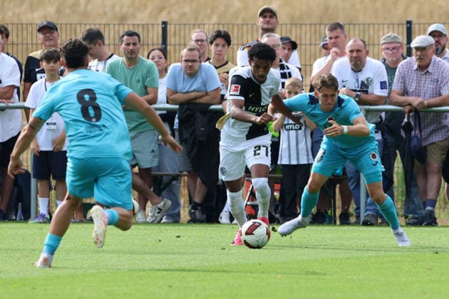17.07.2026, Fussball, Herren, Testspiel, Saison 2026 2027, SV 07 Elversberg - FC Viktoria Köln, Filimon Gerezgiher (SV 07 Elversberg), Taylan Duman (FC Viktoria Köln), Pascal Fallmann (FC Viktoria Köln) Überherrn-Felsberg Rasenplatz Felsberg Saarland Deutschland (DEU) *** July 17, 2026, Soccer, Men s, Friendly Match, 2026–2027 Season, SV 07 Elversberg vs. FC Viktoria Köln, Filimon Gerezgiher (SV 07 Elversberg), Taylan Duman (FC Viktoria Köln), Pascal Fallmann (FC Viktoria Köln), Überherrn Felsberg, Grass Field, Felsberg, Saarland, Germany, DEU Copyright: xSebastianxBachx