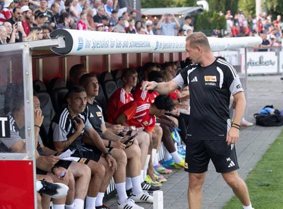 Fußball, Herren, Saison 2026 2027, Testspiel, FC Winterthur - 1. FC Union Berlin, Diskussionen bei Union kurz vor dem Anpfiff, v. l. Co-Trainer Enrico Schirinzi (1. FC Union), Co-Trainer Sascha Stauch (1. FC Union), Athletiktrainer Martin Krüger (1. FC Union), Trainer Mauro Lustrinelli (1. FC Union Berlin), 17.07. 2026, *** Soccer, Men s, 2026–2027 Season, Friendly Match, FC Winterthur vs. 1. FC Union Berlin, Discussions at Union shortly before kickoff, from left: Assistant Coach Enrico Schirinzi (1. FC Union), Assistant Coach Sascha Stauch (1. FC Union), Strength and Conditioning Coach Martin Krüger (1. FC Union), Head Coach Mauro Lustrinelli (1. FC Union Berlin), July 17, 2026, Copyright: xMatthiasxKochx