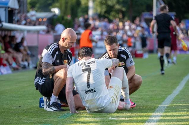 Fußball, Herren, Saison 2026 2027, Testspiel, FC Winterthur - 1. FC Union Berlin, v. l. Leitender Physiotherapeut Sven Kuhlbrodt (1. FC Union), Oliver Burke (1. FC Union Berlin), Mannschaftsarzt Marvin Minkus (1. FC Union Berlin), 17.07. 2026, *** Soccer, Men s, 2026–2027 season, Friendly match, FC Winterthur vs. 1. FC Union Berlin, from left: Head Physical Therapist Sven Kuhlbrodt (1. FC Union), Oliver Burke (1. FC Union Berlin), Team Doctor Marvin Minkus (1. FC Union Berlin), July 17, 2026, Copyright: xMatthiasxKochx