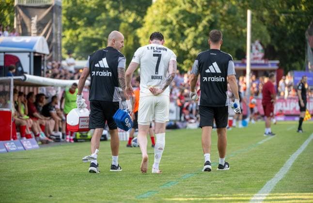 Fußball, Herren, Saison 2026 2027, Testspiel, FC Winterthur - 1. FC Union Berlin, v. l. Leitender Physiotherapeut Sven Kuhlbrodt (1. FC Union), Oliver Burke (1. FC Union Berlin) wirft einen Stutzen weg, Mannschaftsarzt Marvin Minkus (1. FC Union Berlin), 17.07. 2026, *** Soccer, Men s, 2026–2027 Season, Friendly Match, FC Winterthur vs. 1. FC Union Berlin; from left: Head Physical Therapist Sven Kuhlbrodt (1. FC Union), Oliver Burke (1. FC Union Berlin) throws away a sock, Team Doctor Marvin Minkus (1. FC Union Berlin), July 17, 2026, Copyright: xMatthiasxKochx