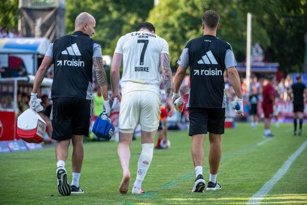 Fußball, Herren, Saison 2026 2027, Testspiel, FC Winterthur - 1. FC Union Berlin, v. l. Leitender Physiotherapeut Sven Kuhlbrodt (1. FC Union), Oliver Burke (1. FC Union Berlin) Mannschaftsarzt Marvin Minkus (1. FC Union Berlin), 17.07. 2026, *** Soccer, Men s, 2026–2027 season, Friendly match, FC Winterthur vs. 1. FC Union Berlin, from left: Head Physical Therapist Sven Kuhlbrodt (1. FC Union), Oliver Burke (1. FC Union Berlin), Team Doctor Marvin Minkus (1. FC Union Berlin), July 17, 2026, Copyright: xMatthiasxKochx