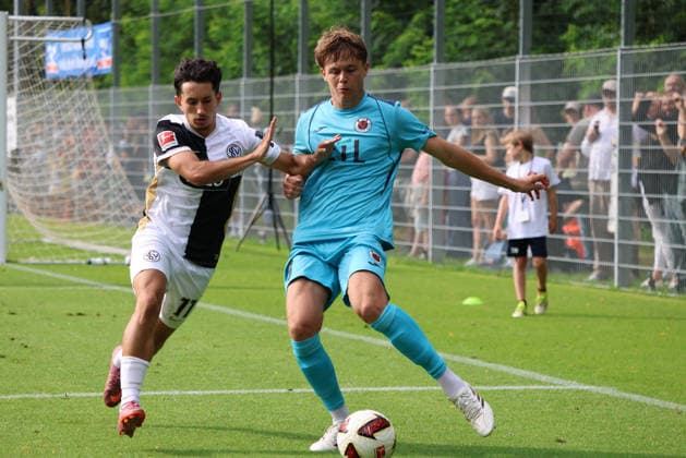 17.07.2026, Fussball, Herren, Testspiel, Saison 2026 2027, SV 07 Elversberg - FC Viktoria Köln, Jason Ceka (SV 07 Elversberg), Tim Kloss (FC Viktoria Köln) Überherrn-Felsberg Rasenplatz Felsberg Saarland Deutschland (DEU) *** July 17, 2026, Soccer, Men s, Friendly Match, 2026–2027 Season, SV 07 Elversberg vs. FC Viktoria Köln, Jason Ceka (SV 07 Elversberg), Tim Kloss (FC Viktoria Köln), Überherrn Felsberg, Grass Field, Felsberg, Saarland, Germany, DEU Copyright: xSebastianxBachx