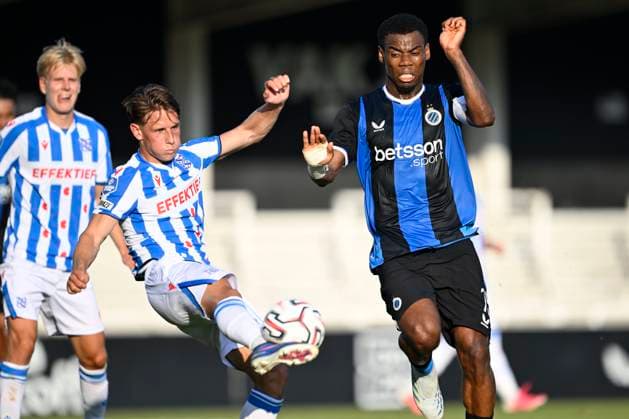 Club Brugge v sc Heerenveen - Friendly match ROESELARE, BELGIUM - JULY 17 : Onyedika Nwadike Raphael midfielder of Club Brugge in action with Braude Oliver midfielder of sc Heerenveen during the friendly match between Club Brugge and sc Heerenveen on July 17, 2026 in Roeselare, Belgium, 17 07 2026 Roeselare Belgium  Copyright: xNicoxVereeckenx
