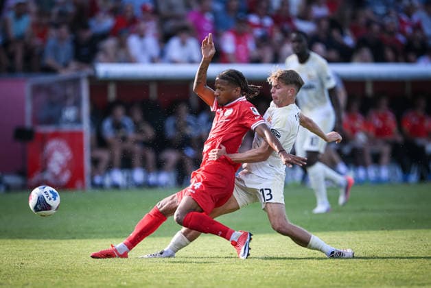 Fussball 1. Bundesliga 2026 2027 Testspiel 17.07.2026 FC Winterthur- 1.FC Union Berlin Andras Schaefer (re, 1.FC Union Berlin) gegen Francis Momoh (li, FC Winterthur) *** Soccer, Bundesliga 1, 2026–2027, Friendly Match, July 17, 2026, FC Winterthur vs. FC Union Berlin: Andras Schaefer (right), FC Union Berlin, against Francis Momoh (left), FC Winterthur