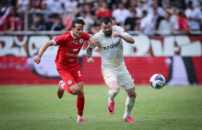 Fussball 1. Bundesliga 2026 2027 Testspiel 17.07.2026 FC Winterthur- 1.FC Union Berlin Oliver Burke (re, 1.FC Union Berlin) gegen Fabian Rohner (li, FC Winterthur) *** Soccer, Bundesliga 1, 2026–2027, Friendly Match, July 17, 2026, FC Winterthur vs. FC Union Berlin: Oliver Burke (right), FC Union Berlin, against Fabian Rohner (left), FC Winterthur