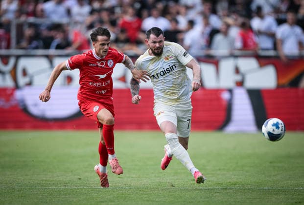 Fussball 1. Bundesliga 2026 2027 Testspiel 17.07.2026 FC Winterthur- 1.FC Union Berlin Oliver Burke (re, 1.FC Union Berlin) gegen Fabian Rohner (li, FC Winterthur) *** Soccer, Bundesliga 1, 2026–2027, Friendly Match, July 17, 2026, FC Winterthur vs. FC Union Berlin: Oliver Burke (right), FC Union Berlin, against Fabian Rohner (left), FC Winterthur