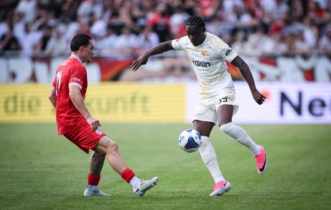 Fussball 1. Bundesliga 2026 2027 Testspiel 17.07.2026 FC Winterthur- 1.FC Union Berlin Derrick Koehn (re, 1.FC Union Berlin) gegen Severin Ottiger (li, FC Winterthur) *** Soccer, Bundesliga 1, 2026–2027, Friendly Match, July 17, 2026, FC Winterthur vs. 1. FC Union Berlin: Derrick Koehn (right), 1. FC Union Berlin, vs. Severin Ottiger (left), FC Winterthur