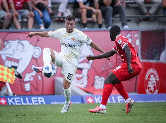 Fussball 1. Bundesliga 2026 2027 Testspiel 17.07.2026 FC Winterthur- 1.FC Union Berlin Josip Juranovic (li , 1.FC Union Berlin) gegen Souleymane Diaby (li, FC Winterthur) *** Soccer, Bundesliga 1, 2026–2027, Friendly Match, July 17, 2026, FC Winterthur vs. 1. FC Union Berlin, Josip Juranovic (left), 1. FC Union Berlin, vs. Souleymane Diaby (left), FC Winterthur