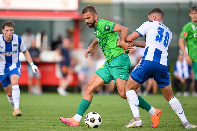 SOCCER - Wattens vs Hertha, test match KUNDL,AUSTRIA,17.JUL.26 - SOCCER - ADMIRAL Bundesliga, 2. DFL, 2. Deutsche Bundesliga, WSG Tirol vs Hertha BSC Berlin, test match. Image shows Lukas Hinterseer (Wattens) and Paul Seguin (Hertha).  GEPAxpictures xDanielxSchoenherr