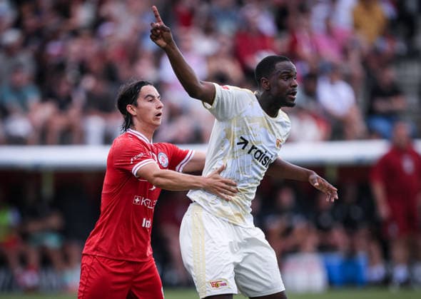 Fussball 1. Bundesliga 2026 2027 Testspiel 17.07.2026 FC Winterthur- 1.FC Union Berlin Ilyas Ansah (re, 1.FC Union Berlin) gegen Theo Golliard (li, FC Winterthur) *** Soccer, Bundesliga 1, 2026–2027, Friendly Match, July 17, 2026, FC Winterthur vs. FC Union Berlin: Ilyas Ansah (right), FC Union Berlin vs. Theo Golliard (left), FC Winterthur