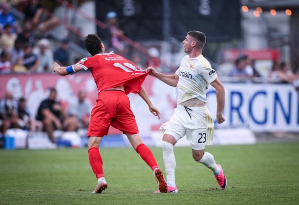 Fussball 1. Bundesliga 2026 2027 Testspiel 17.07.2026 FC Winterthur- 1.FC Union Berlin Textilbremse; Andrej Ilic (re, 1.FC Union Berlin) haelt Remo Arnold (li, FC Winterthur) *** Soccer, Bundesliga 1, 2026–2027, Friendly Match, July 17, 2026, FC Winterthur vs. FC Union Berlin, Andrej Ilic (right) blocks Remo Arnold (left) of FC Union Berlin, FC Winterthur