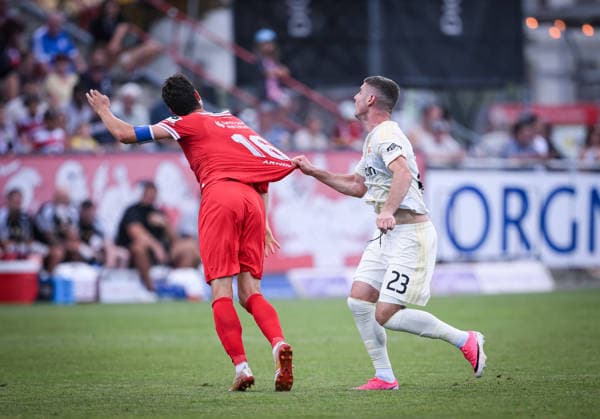 Fussball 1. Bundesliga 2026 2027 Testspiel 17.07.2026 FC Winterthur- 1.FC Union Berlin Textilbremse; Andrej Ilic (re, 1.FC Union Berlin) haelt Remo Arnold (li, FC Winterthur) *** Soccer, Bundesliga 1, 2026–2027, Friendly Match, July 17, 2026, FC Winterthur vs. FC Union Berlin, Andrej Ilic (right) blocks Remo Arnold (left) of FC Union Berlin, FC Winterthur