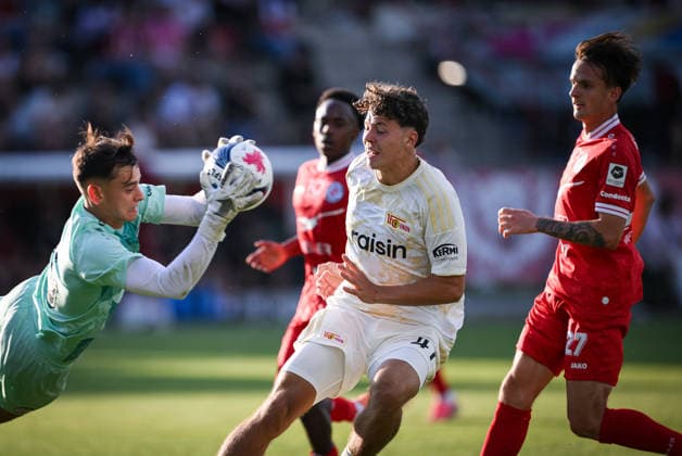 Fussball 1. Bundesliga 2026 2027 Testspiel 17.07.2026 FC Winterthur- 1.FC Union Berlin Oskar Engel (Mitte, 1.FC Union Berlin) gegen Torwart Antonio Spagnoli (li, FC Winterthur) und Fabian Rohner (re, FC Winterthur) *** Soccer, Bundesliga 1, 2026–2027, Friendly Match, July 17, 2026, FC Winterthur vs. 1. FC Union Berlin: Oskar Engel (center), 1. FC Union Berlin facing goalkeeper Antonio Spagnoli (left), FC Winterthur, and Fabian Rohner (right), FC Winterthur