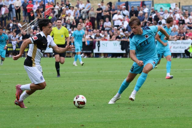 17.07.2026, Fussball, Herren, Testspiel, Saison 2026 2027, SV 07 Elversberg - FC Viktoria Köln, Jason Ceka (SV 07 Elversberg), Tim Kloss (FC Viktoria Köln) Überherrn-Felsberg Rasenplatz Felsberg Saarland Deutschland (DEU) *** July 17, 2026, Soccer, Men s, Friendly Match, 2026–2027 Season, SV 07 Elversberg vs. FC Viktoria Köln, Jason Ceka (SV 07 Elversberg), Tim Kloss (FC Viktoria Köln), Überherrn Felsberg, Grass Field, Felsberg, Saarland, Germany, DEU Copyright: xSebastianxBachx