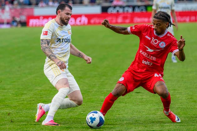 im Bild v.l.: Oliver Burke ( 07,Union Berlin), Stephane Cueni ( 44 - FC Winterthur), Zweikampf, Action, Kampf, kaempft um den Ball, CH, Winterthur, Fussball, Testspiel, FC Winterthur vs 1. FC Union Berlin, 17.07.2026, DFB DFL REGULATIONS PROHIBIT ANY USE OF PHOTOGRAPHS AS IMAGE SEQUENCES AND OR QUASI-VIDEO, *** In the photo, from left: Oliver Burke 07, Union Berlin; Stephane Cueni 44, FC Winterthur; tackle, action, battle, fighting for the ball, CH, Winterthur, soccer, friendly match, FC Winterthur vs. 1. FC Union Berlin, July 17, 2026, DFB and DFL regulations prohibit any use of photographs as image sequences and or quasi-video, Copyright: HMBxMedia UwexKoch