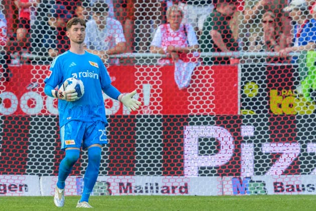 im Bild v.l.: Carl Klaus ( 25,Union Berlin), CH, Winterthur, Fussball, Testspiel, FC Winterthur vs 1. FC Union Berlin, 17.07.2026, DFB DFL REGULATIONS PROHIBIT ANY USE OF PHOTOGRAPHS AS IMAGE SEQUENCES AND OR QUASI-VIDEO, *** In the photo, from left: Carl Klaus, 25, Union Berlin, CH, Winterthur, soccer, friendly match, FC Winterthur vs. 1. FC Union Berlin, July 17, 2026, DFB and DFL regulations prohibit any use of photographs as image sequences and or quasi-video, Copyright: HMBxMedia UwexKoch