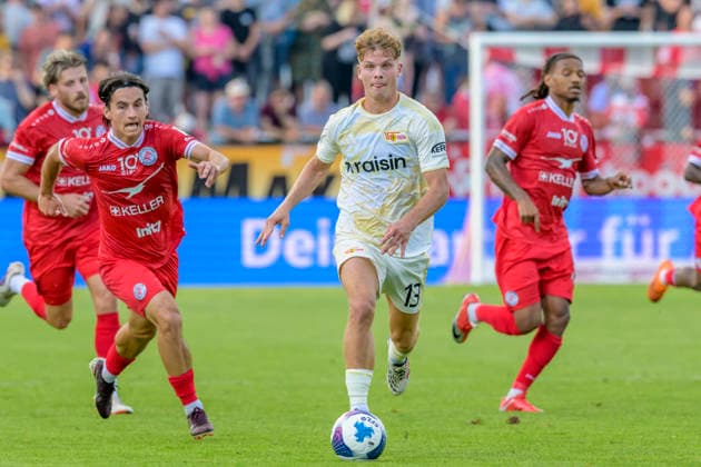 im Bild v.l.: Theo Golliard ( 08 - FC Winterthur), András Schäfer ( 13,Union Berlin), Zweikampf, Action, Kampf, kaempft um den Ball, CH, Winterthur, Fussball, Testspiel, FC Winterthur vs 1. FC Union Berlin, 17.07.2026, DFB DFL REGULATIONS PROHIBIT ANY USE OF PHOTOGRAPHS AS IMAGE SEQUENCES AND OR QUASI-VIDEO, *** In the photo, from left: Theo Golliard (08, FC Winterthur), András Schäfer (13, Union Berlin); tackle, action, battle, fighting for the ball; CH, Winterthur, soccer, friendly match, FC Winterthur vs. 1. FC Union Berlin, July 17, 2026, DFB and DFL regulations prohibit any use of photographs as image sequences and or quasi-video, Copyright: HMBxMedia UwexKoch
