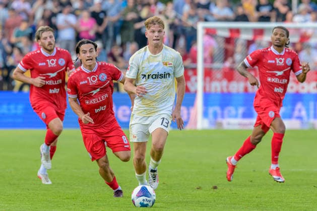 im Bild v.l.: Theo Golliard ( 08 - FC Winterthur), András Schäfer ( 13,Union Berlin), Zweikampf, Action, Kampf, kaempft um den Ball, CH, Winterthur, Fussball, Testspiel, FC Winterthur vs 1. FC Union Berlin, 17.07.2026, DFB DFL REGULATIONS PROHIBIT ANY USE OF PHOTOGRAPHS AS IMAGE SEQUENCES AND OR QUASI-VIDEO, *** In the photo, from left: Theo Golliard (08, FC Winterthur), András Schäfer (13, Union Berlin); tackle, action, battle, fighting for the ball; CH, Winterthur, soccer, friendly match, FC Winterthur vs. 1. FC Union Berlin, July 17, 2026, DFB and DFL regulations prohibit any use of photographs as image sequences and or quasi-video, Copyright: HMBxMedia UwexKoch