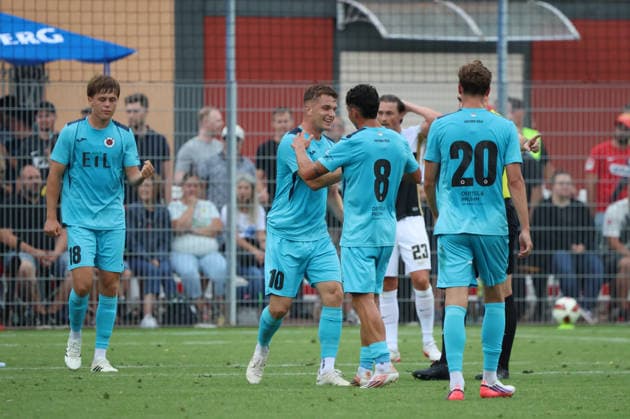 17.07.2026, Fussball, Herren, Testspiel, Saison 2026 2027, SV 07 Elversberg - FC Viktoria Köln, Torjubel zum 0:1, Torschütze: Niklas Swider (FC Viktoria Köln) Überherrn-Felsberg Rasenplatz Felsberg Saarland Deutschland (DEU) *** July 17, 2026, Soccer, Men s, Friendly Match, 2026–2027 Season, SV 07 Elversberg vs. FC Viktoria Köln, Goal celebration for the 0–1, Goal scorer Niklas Swider, FC Viktoria Köln, Überherrn Felsberg, Grass Field, Felsberg, Saarland, Germany, DEU Copyright: xSebastianxBachx