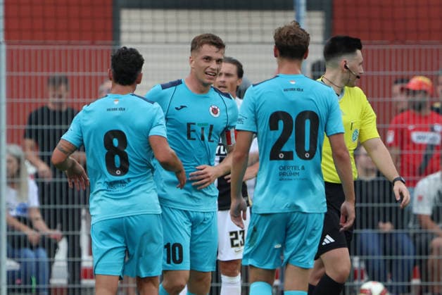 17.07.2026, Fussball, Herren, Testspiel, Saison 2026 2027, SV 07 Elversberg - FC Viktoria Köln, Torjubel zum 0:1, Torschütze: Niklas Swider (FC Viktoria Köln) Überherrn-Felsberg Rasenplatz Felsberg Saarland Deutschland (DEU) *** July 17, 2026, Soccer, Men s, Friendly Match, 2026–2027 Season, SV 07 Elversberg vs. FC Viktoria Köln, Goal celebration for the 0–1, Goal scorer Niklas Swider, FC Viktoria Köln, Überherrn Felsberg, Grass Field, Felsberg, Saarland, Germany, DEU Copyright: xSebastianxBachx
