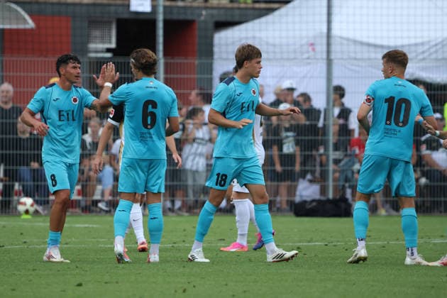 17.07.2026, Fussball, Herren, Testspiel, Saison 2026 2027, SV 07 Elversberg - FC Viktoria Köln, Torjubel zum 0:1, Torschütze: Niklas Swider (FC Viktoria Köln) Überherrn-Felsberg Rasenplatz Felsberg Saarland Deutschland (DEU) *** July 17, 2026, Soccer, Men s, Friendly Match, 2026–2027 Season, SV 07 Elversberg vs. FC Viktoria Köln, Goal celebration after the 0–1, Goal scorer Niklas Swider, FC Viktoria Köln, Überherrn Felsberg, Grass Field, Felsberg, Saarland, Germany, DEU Copyright: xSebastianxBachx