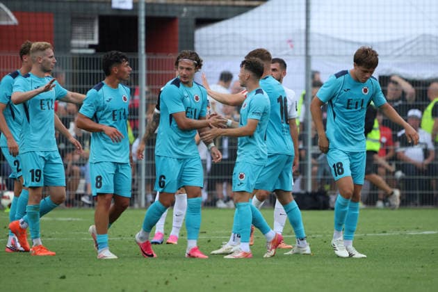 17.07.2026, Fussball, Herren, Testspiel, Saison 2026 2027, SV 07 Elversberg - FC Viktoria Köln, Torjubel zum 0:1, Torschütze: Niklas Swider (FC Viktoria Köln) Überherrn-Felsberg Rasenplatz Felsberg Saarland Deutschland (DEU) *** July 17, 2026, Soccer, Men s, Friendly Match, 2026–2027 Season, SV 07 Elversberg vs. FC Viktoria Köln, Goal celebration after the 0–1, Goal scorer Niklas Swider, FC Viktoria Köln, Überherrn Felsberg, Grass Field, Felsberg, Saarland, Germany, DEU Copyright: xSebastianxBachx