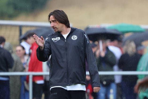 17.07.2026, Fussball, Herren, Testspiel, Saison 2026 2027, SV 07 Elversberg - FC Viktoria Köln, Trainer Vincent Wagner (SV 07 Elversberg) gibt Anweisungen Überherrn-Felsberg Rasenplatz Felsberg Saarland Deutschland (DEU) *** July 17, 2026, Soccer, Men s, Friendly Match, 2026–2027 Season, SV 07 Elversberg vs. FC Viktoria Köln, Coach Vincent Wagner, SV 07 Elversberg gives instructions, Überherrn Felsberg, Grass Field, Felsberg, Saarland, Germany, DEU Copyright: xSebastianxBachx