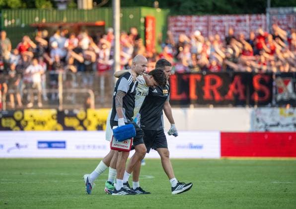 Fußball, Herren, Saison 2026 2027, Testspiel, FC Winterthur - 1. FC Union Berlin, v. l. Leitender Physiotherapeut Sven Kuhlbrodt (1. FC Union), Luka Vulin (1. FC Union), Mannschaftsarzt Marvin Minkus (1. FC Union Berlin), 17.07. 2026, *** Soccer, Men s, 2026–2027 season, Friendly Match, FC Winterthur vs. 1. FC Union Berlin, from left: Head Physical Therapist Sven Kuhlbrodt (1. FC Union), Luka Vulin (1. FC Union), Team Doctor Marvin Minkus (1. FC Union Berlin), July 17, 2026, Copyright: xMatthiasxKochx