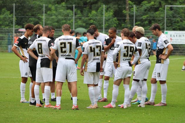 17.07.2026, Fussball, Herren, Testspiel, Saison 2026 2027, SV 07 Elversberg - FC Viktoria Köln, Die Mannschaft (SV 07 Elversberg), Lukasz Poreba (SV 07 Elversberg), Lasse Günther (SV 07 Elversberg), Felix Keidel (SV 07 Elversberg), Cole Campbell (SV 07 Elversberg), David Mokwa (SV 07 Elversberg), Maximilian Rohr (SV 07 Elversberg) Überherrn-Felsberg Rasenplatz Felsberg Saarland Deutschland (DEU) *** July 17, 2026, Soccer, Men s, Friendly Match, 2026–2027 Season, SV 07 Elversberg vs. FC Viktoria Köln, The SV 07 Elversberg Team, Lukasz Poreba (SV 07 Elversberg), Lasse Günther (SV 07 Elversberg), Felix Keidel (SV 07 Elversberg), Cole Campbell (SV 07 Elversberg), David Mokwa (SV 07 Elversberg), Maximilian Rohr (SV 07 Elversberg), Überherrn, Felsberg, Grass Field, Felsberg, Saarland, Germany, DEU Copyright: xSebastianxBachx