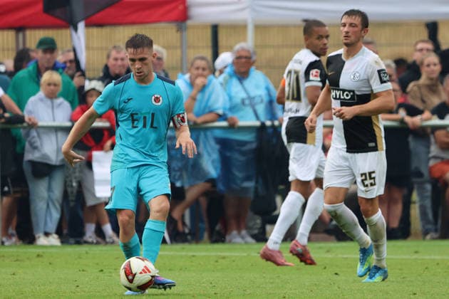 17.07.2026, Fussball, Herren, Testspiel, Saison 2026 2027, SV 07 Elversberg - FC Viktoria Köln, Lukas Petkov (SV 07 Elversberg), Marco Pledl (FC Viktoria Köln) Überherrn-Felsberg Rasenplatz Felsberg Saarland Deutschland (DEU) *** July 17, 2026, Soccer, Men s, Friendly Match, 2026–2027 Season, SV 07 Elversberg vs. FC Viktoria Köln, Lukas Petkov (SV 07 Elversberg), Marco Pledl (FC Viktoria Köln), Überherrn Felsberg, Grass Field, Felsberg, Saarland, Germany, DEU Copyright: xSebastianxBachx