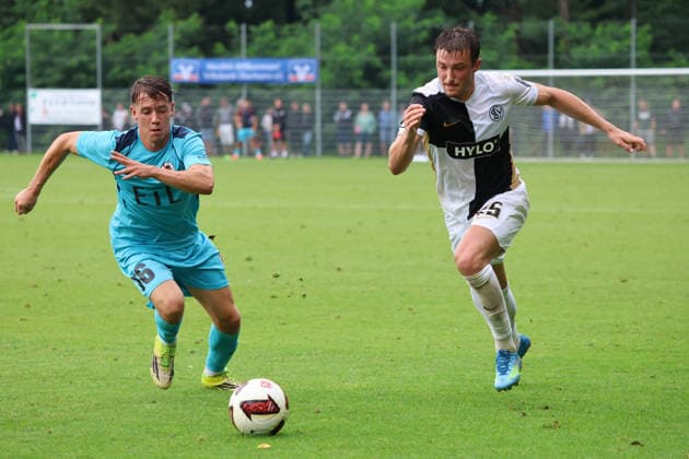 17.07.2026, Fussball, Herren, Testspiel, Saison 2026 2027, SV 07 Elversberg - FC Viktoria Köln, Lukas Petkov (SV 07 Elversberg), Niklas Jahn (FC Viktoria Köln) Überherrn-Felsberg Rasenplatz Felsberg Saarland Deutschland (DEU) *** July 17, 2026, Soccer, Men s, Friendly Match, 2026–2027 Season, SV 07 Elversberg vs. FC Viktoria Köln, Lukas Petkov (SV 07 Elversberg), Niklas Jahn (FC Viktoria Köln), Überherrn Felsberg, Grass Field, Felsberg, Saarland, Germany, DEU Copyright: xSebastianxBachx