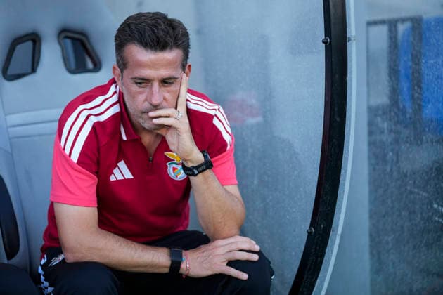 July 17, 2026, Faro, Algare, Portugal: Marco Silva, head coach of SL Benfica, looks on during a Pre-Season friendly football match played between SL Benfica and Villarreal CF at Estadio Algarve on July 17, 2026 in Faro, Portugal Faro Portugal - ZUMAa181 20260717_zaa_a181_015 Copyright: xJoaquinxCorcherox