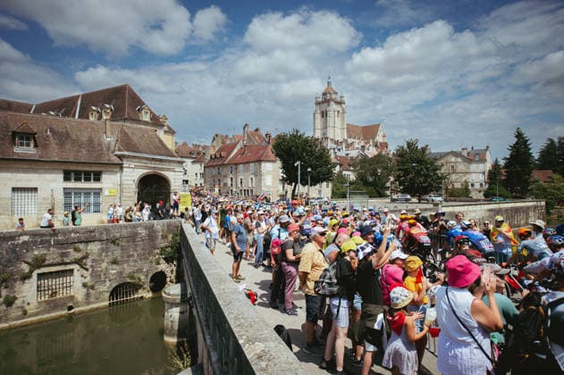 113th Tour de France 2026 - Stage 13 Illustration picture of the peloton in the streets of Dole (Jura) during the start of Stage 13 of the Tour de France between Dole and Belfort on July 17, 2026. Dole France  Copyright: xGautierxDemouveauxx originalFilename:demouveaux-notitle260717_npTcU.jpg