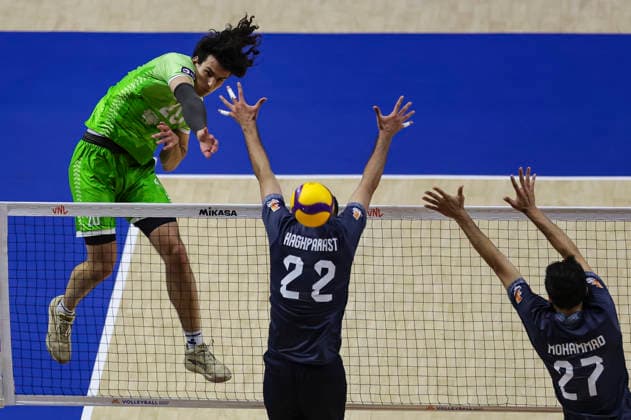WomenÕs Volleyball Nations League - Belgrade 2026 Slovenia s Nik Mujanovic spikes the ball against IranÕs Ali Haghparast and IranÕs Mohammad Valizadeh during the MenÕs Volleyball Nations League Pool 7 match between Iran and Slovenia at Belgrade Arena on July 17, 2026 in Belgrade, Serbia. Belgrade Serbia Copyright: xSrdjanxStevanovicx x