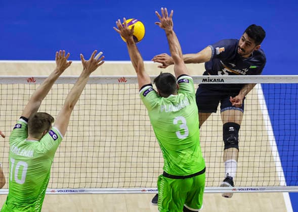 WomenÕs Volleyball Nations League - Belgrade 2026 IranÕs Mobin Nasri Mastanabad spikes the ball against Slovenia s Saso Stalekar and Slovenia s Uros Planinsic during the MenÕs Volleyball Nations League Pool 7 match between Iran and Slovenia at Belgrade Arena on July 17, 2026 in Belgrade, Serbia. Belgrade Serbia Copyright: xSrdjanxStevanovicx x
