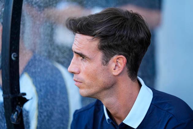 July 17, 2026, Faro, Algare, Portugal: Inigo Perez, head coach of Villarreal CF, looks on during a Pre-Season friendly football match played between SL Benfica and Villarreal CF at Estadio Algarve on July 17, 2026 in Faro, Portugal Faro Portugal - ZUMAa181 20260717_zaa_a181_026 Copyright: xJoaquinxCorcherox