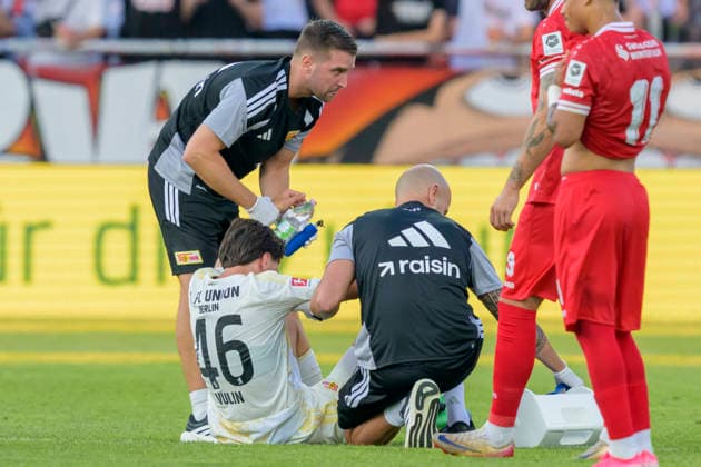 im Bild v.l.: 46 Luka Vulin Union Berlin, muss mit Verletzung vom Platz begleitet werden, Fuss, CH, Winterthur, Fussball, Testspiel, FC Winterthur vs 1. FC Union Berlin, 17.07.2026, DFB DFL REGULATIONS PROHIBIT ANY USE OF PHOTOGRAPHS AS IMAGE SEQUENCES AND OR QUASI-VIDEO, *** In the photo, from left: 46 Luka Vulin (Union Berlin) is helped off the field due to an injury; foot; CH; Winterthur; soccer; friendly match; FC Winterthur vs. 1. FC Union Berlin; July 17, 2026; DFB and DFL regulations prohibit any use of photographs as image sequences and or quasi-video, Copyright: HMBxMedia UwexKoch
