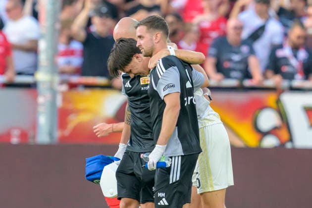 im Bild v.l.: 46 Luka Vulin Union Berlin, muss mit Verletzung vom Platz begleitet werden, Fuss, CH, Winterthur, Fussball, Testspiel, FC Winterthur vs 1. FC Union Berlin, 17.07.2026, DFB DFL REGULATIONS PROHIBIT ANY USE OF PHOTOGRAPHS AS IMAGE SEQUENCES AND OR QUASI-VIDEO, *** In the photo, from left: 46 Luka Vulin (Union Berlin) is helped off the field due to an injury; foot; CH; Winterthur; soccer; friendly match; FC Winterthur vs. 1. FC Union Berlin; July 17, 2026; DFB and DFL regulations prohibit any use of photographs as image sequences and or quasi-video, Copyright: HMBxMedia UwexKoch