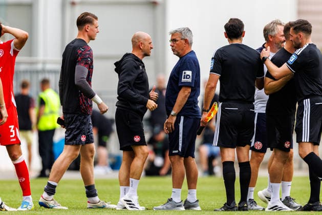 MAINZ, GERMANY - JULY 17: Head Coach Thorsten Lieberknecht (1. FC Kaiserslautern) and Head Coach Urs Fischer (1. FSV Mainz 05) shake hands after the exhibition game between 1. FSV Mainz 05 vs. 1. FC Kaiserslautern at Bruchweg Stadium in preparation for the Bundesliga season 2026 27 on July 17, 2026 in Mainz, Germany. DFL REGULATIONS PROHIBIT ANY USE OF PHOTOGRAPHS AS IMAGE SEQUENCES AND OR QUASI-VIDEO. Rhineland-Palatinate Germany Copyright: xStephanxHahnex