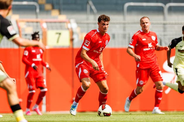 MAINZ, GERMANY - JULY 17: Eric Martel (1. FSV Mainz 05, 5) controls the ball during the exhibition game between 1. FSV Mainz 05 vs. 1. FC Kaiserslautern at Bruchweg Stadium in preparation for the Bundesliga season 2026 27 on July 17, 2026 in Mainz, Germany. DFL REGULATIONS PROHIBIT ANY USE OF PHOTOGRAPHS AS IMAGE SEQUENCES AND OR QUASI-VIDEO. Rhineland-Palatinate Germany Copyright: xStephanxHahnex