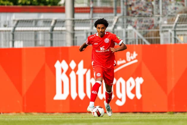 MAINZ, GERMANY - JULY 17: Daniel Imafidon (1. FSV Mainz 05, 34) runs with the ball during the exhibition game between 1. FSV Mainz 05 vs. 1. FC Kaiserslautern at Bruchweg Stadium in preparation for the Bundesliga season 2026 27 on July 17, 2026 in Mainz, Germany. DFL REGULATIONS PROHIBIT ANY USE OF PHOTOGRAPHS AS IMAGE SEQUENCES AND OR QUASI-VIDEO. Rhineland-Palatinate Germany Copyright: xStephanxHahnex