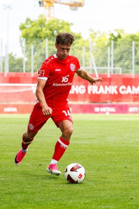 MAINZ, GERMANY - JULY 17: William Boeving (1. FSV Mainz 05, 14) plays a long pass during the exhibition game between 1. FSV Mainz 05 vs. 1. FC Kaiserslautern at Bruchweg Stadium in preparation for the Bundesliga season 2026 27 on July 17, 2026 in Mainz, Germany. DFL REGULATIONS PROHIBIT ANY USE OF PHOTOGRAPHS AS IMAGE SEQUENCES AND OR QUASI-VIDEO. Rhineland-Palatinate Germany Copyright: xStephanxHahnex